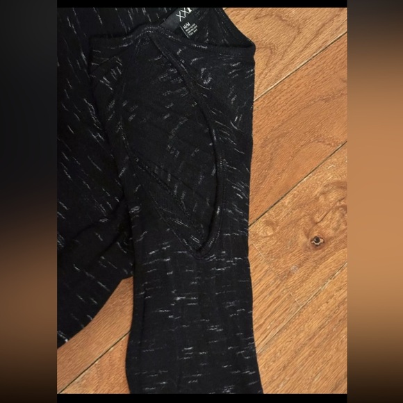 XXI Forever 21 Black And White Cold Shoulder Top Size Medium - Picture 4 of 6